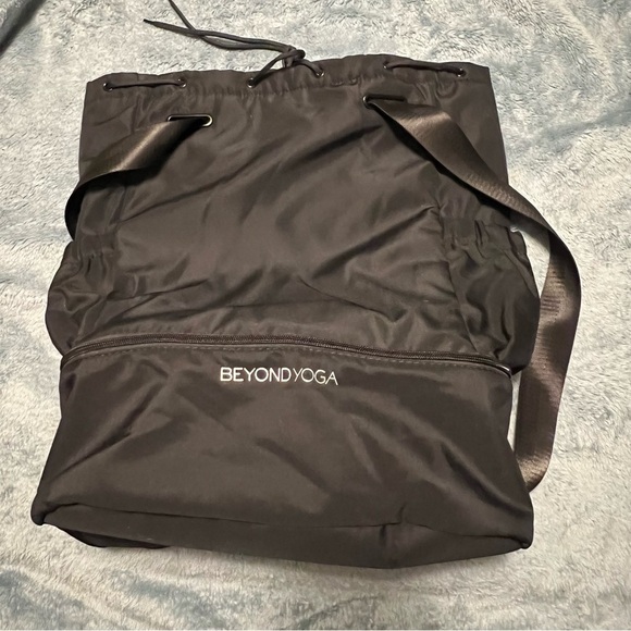 Beyond Yoga Black Minimalist Convertible Backpack – Gym to Work, OS - Picture 10 of 11